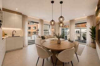 Dit gezellig 1-slaapkamer appartement is gelegen in een recent gebouw in het centrum van Zeebrugge, op een toplocatie vlakbij winkels, openbaar vervoer en de kust. Het appartement beschikt over een lichtrijke leefruimte met open keuken die uitgeeft op een zonnig, zuidgericht terras waar je heerlijk kan genieten van de zon. Verder is er een volwaardige slaapkamer, een badkamer en een praktische indeling die optimaal gebruik maakt van de beschikbare ruimte. Extra troeven zijn de privatieve kelderberging en de gemeenschappelijke fietsenberging, wat zorgt voor extra comfort en gebruiksgemak. Ben jij op zoek naar een leuk appartement in het centrum? Contacteer makelaar Stéphanie via 0472 77 86 60 of via stephanie@keyimmo.be
voor een bezoek of meer info.