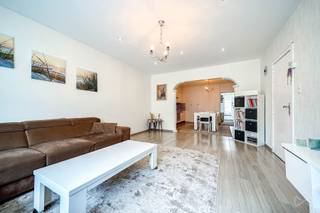 <p><strong><u>1/ Benedenverdieping:</u></strong></p>
<p><strong>-Gemeenschappelijke Inkomhal </strong>:</p>
<p><strong>- Woonkamer </strong>: Bestaande uit een zithoek, eethoek en <strong>open keuken.</strong></p>
<p><strong>- Open keuken: </strong>: Vernieuwd en standaard ingericht. Reeds voorzien van keukenmeubel met dubbele spoelbak,vaatwasmachine en elektrische kookplaat met dampkap Grenst aan de woonkamer.</p>
<p><strong>- Badkamer </strong>: volledig betegeld en vernieuwd met keukenmeubel inclusief wastafel, inloopdouche, WC, venieuwde CV.</p>
<p><strong>- Nachthal: </strong>geeft<strong> </strong>via de achterdeur uit op de tuin.</p>
<p><strong>- Slaapkamer 1</strong></p>
<p><strong>- Slaapkamer 2 </strong></p>
<p><strong>- Slaapkamer 3 </strong></p>
<p><strong><u>4/ Buitenzijde: </u></strong></p>
<p><strong>- Oprit: </strong>via de achteraangrenzende straat bereikt u via de oprit de uitpandige<strong> garage </strong> en tuin.</p>
<p><strong>- aparte, uitpandige garage </strong></p>
<p><strong><u>6/ Diversen:</u></strong></p>
<p><strong>- Ligging:</strong> gelegen nabij het winkelcentrum, treinstation, scholen, openbaar vervoer en autostrades E 313 en E314.</p>
<p>-<strong>-Pluspunten: </strong>vernieuwde, nette woning. Garage bereikbaar langs achteraangrenzende straat.</p>
<p><strong>- Staat: </strong>Degelijke, vernieuwde,energievriendelijke woning.</p>
<p><strong>- Afwerking: </strong>alle ramen, vloeren, keuken en sanitair zijn vernieuwd, verwarmd op vernieuwde aardgasketel.</p>