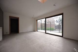 In de Rijselstraat te Ieper vinden we deze nieuwbouwstudio voorzien van ruim terras en tuin.De studio biedt een ideale woonomgeving voor wie wenst te wonen op een centrale locatie, ruim en modern.Indeling:V-1: Private kelderbergingGLV: Hal - leefruimte met open keuken -apart toilet - badkamer - slaapkamer- terras - tuinExtra's:* E-peil: 60* Mogelijkheid tot aankopen garage of afgesloten staanplaats* Kelderberging inbegrepen* CV op gas met vloerverwarming* Zonnepanelen aanwezig