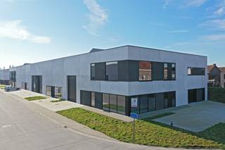 Laatste nieuwbouw KMO-unit bestaande uit 288 m² opslagruimte met 94 m² mezzanine op een perceel van 486 m². <br />Vlot bereikbaar dankzij de ligging op amper +/- 3 km van de Gentseweg (N43) en op +/- 9 km van de E17 op- en afrit 5 Waregem.<br /><br />De magazijnen (brandklasse C) zijn opgebouwd uit een robuuste staalstructuur met geïsoleerde betonpanelen en beschikken over een vrije hoogte van 7 meter. Elk pand is voorzien van een automatische sectionale poort (4 m breed x 4,5 m hoog) met een aparte loopdeur, een lichtstraat en een polybetonvloer. Door de ruime raampartijen aan de voorzijde is er de mogelijkheid om een kantoor of showroom in te richten, eventueel met een verdiepingsvloer. Elk unit beschikt bovendien over een afzonderlijke regenwaterput (10.000 liter) en privéparkeerplaatsen. Geschikt voor diverse activiteiten zoals opslag, productie, enz. Direct beschikbaar!<br /><br />Voor meer informatie of een vrijblijvend plaatsbezoek, neem contact op met Henry Van Tornhout via +32 474 13 37 93 of henry@kmovastgoed.be.<br /> 