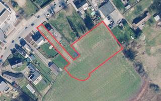 IN OPTIE!!<br /><br />Uitzonderlijke bouwgrond met een totale oppervlakte van 5.684 m² te Emblem! Dit royale perceel bestaat uit drie samenhangende gronden en wordt in zijn geheel aangeboden. Het terrein geniet van een uitstekende ligging met zowel open als groen zicht en grenst achteraan aan het Netekanaal, wat zorgt voor een unieke en rustige woonomgeving. Dankzij de royale afmetingen biedt dit perceel tal van mogelijkheden voor het realiseren van een ruime gezinswoning of een prestigieus bouwproject. Een zeldzame opportuniteit voor wie op zoek is naar ruimte, natuur en bereikbaarheid in één.<br /><br />Bent u ontwikkelaar of investeerder en op zoek naar een duurzame opportuniteit in een aantrekkelijke regio? Ontdek de mogelijkheden van dit perceel.<br /><br />Niet gelegen in mogelijks of overstromingsgevoelig gebied, niet gelegen in afgebakend overstromingsgebied of afgebakende oeverzone, niet gelegen in risicozone overstromingen (P-score A, G-score onbekend), VKR Vlaamse waterweg, woongebied + groengebieden. Vergunning nog NIET aangevraagd of toegestaan! Voor meer info ga naar www.coenenvastgoed.be of bel 03/375.82.92