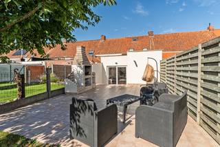 Charmante tussenwoning met 3 slaapkamers, veranda en gezellige tuin<br /><br />In deze aangename woning waar gezellig wonen en een praktische ligging mooi samenkomen. Deze tussenwoning beschikt over 3 slaapkamers, een extra veranda/uitbouw en een fijne tuin met terras.<br />Binnenkomend kom je in de leefruimte, waar voldoende plaats is voor een gezellige zithoek en eethoek. De aansluitende keuken vormt het hart van de woning en zorgt voor een praktische verbinding tussen wonen en koken. Achteraan biedt de veranda/uitbouw nog een extra ruimte die perfect kan dienen als leeshoek, speelruimte of tweede leefplek, met zicht en toegang tot de tuin.<br />Ook buiten heeft deze woning heel wat te bieden. Het terras en de tuin vormen een aangename plek om op zonnige dagen te genieten, te ontspannen of gezellig samen te zijn.<br />En dan is er de ligging. Je woont hier in een praktische en levendige woonomgeving van Roeselare, met dagelijkse voorzieningen dichtbij. Zo bevindt een supermarkt zich op wandelafstand en zijn er in de omliggende straten diverse handelszaken, diensten en horecazaken. Ook openbaar vervoer is vlot bereikbaar.<br /><br /><strong>Troeven:</strong>
<ul>
	<li>3 slaapkamers</li>
	<li>Ruime leefruimte met aansluitende keuken</li>
	<li>Extra veranda/uitbouw</li>
	<li>Gezellig terras en tuin</li>
	<li>Praktische gezinswoning</li>
	<li>Een woning met potentieel, gezelligheid én een leuke buitenruimte in Roeselare.</li>
</ul>
Bent u op zoek naar een woning met ruimte, mogelijkheden en een uitstekende ligging? Dan is dit een unieke kans die u niet mag missen.<br />Contacteer ons vandaag nog voor meer informatie of een bezoek op het nummer 051 62 40 40. Wij begeleiden u graag met de glimlach naar uw nieuwe thuis!