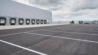 Uitstekend gelegen logistiek gebouw met een oppervlakte van 48.000 m² (en een mezzanine van 8.331 m²) in combinatie met kantoren van 1.575 m²...