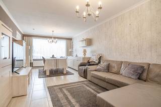 Vandaag nemen we je mee naar de rustige gemeente Bornem. Deze woning bevindt zich op nabij het centrum van Bornem en toch rustig gelegen. Scholen, winkels en openbaar vervoer bevinden zich in een straal van 1 km. <br /><br />Mits het isoleren van de zoldervloer en het plaatsen van een condenserende ketel bekomt men een EPC-label C.<br /><br />Via de voortuin bereiken we de voordeur die toegang geeft tot een gezellige inkomhal. De inkomhal geeft toegang tot de lichtrijke leefruimte met aansluitend een vernieuwde keuken. Verder is er nog een gezellige veranda en gastentoilet. <br /><br />De trap geeft toegang tot de eerste verdieping waar zich drie slaapkamers bevinden en een badkamer voorzien van lavabo en ligbad. <br /><br />De woning beschikt verder over een ruime zolder met tal van mogelijkheden.<br /><br />Via de keuken bereiken we de veranda en de zuidwest georiënteerde tuin. Genieten van een aperitief in het zonnetje was nog nooit zo aangenaam.<br /><br />De woning biedt de mogelijkheid tot het creëren van een oprit of carport.<br /><br />Heb je interesse in deze woning op een gunstige locatie?<br />Neem gerust contact op via yordi@julimmo.be of 0473 76 18 07.