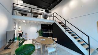 <p>Gelegen op de New Yorkkaai op het bruisende Eilandje ligt deze commerciële ruimte gelegen in de New York residence. Uitkijken naar het Kattendijkdok, Londenbrug en MAS biedt deze ruimte een variëteit aan mogelijkheden. Ingemaakte kasten, keuken, toilet en bergruimte. Centraal gelegen met goede bereikbaarheid zowel per auto als openbaar vervoer. Een parking, te huur aan 150 euro per maand, in de ondergrondse parkeergarage biedt extra comfort.</p>
<p></p>