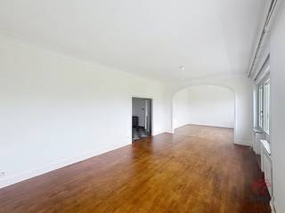 IXELLES, Ideaal gelegen aan de prestigieuze Louizalaan, vlak bij de wijk Châtelain, biedt dit ruime appartement van ±180 m², gelegen op de...