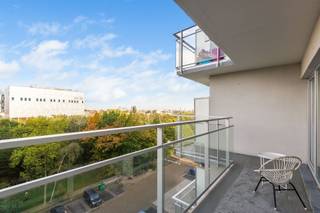 <p><span>Appartement rénové de 2 chambres avec 2 terrasses et un bon indice de performance énergétique (EPC)</span></p><p><span>Cet appartement de 2 chambres, très bien entretenu, est situé au sixième étage d'un immeuble bien entretenu, dans un emplacement exceptionnel. Les commerces, les écoles, les transports en commun et les parcs sont accessibles à pied, tandis que la proximité des principaux axes routiers vous permet de rejoindre facilement Anvers, Malines et Bruxelles en voiture. L'appartement a été entièrement rénové en 2022 et allie un style moderne à un agencement pratique et à une abondante lumière naturelle.</span></p><p><span> </span></p><p><span>Hall d'entrée</span></p><p><span>Vous entrez dans l’appartement par un hall d’entrée équipé d’un vestiaire encastré et d’un interphone. De là, vous avez accès à toutes les pièces.</span></p><p><span> </span></p><p><span>Pièce à vivre & t cuisine</span></p><p><span>Le salon bénéficie d’une agréable luminosité grâce aux grandes baies vitrées donnant sur l’avant de l’immeuble. Le parquet confère à la pièce une ambiance chaleureuse et intemporelle. La cuisine ouverte avec îlot, située juste à côté, est équipée de tous les appareils électroménagers modernes et dispose de suffisamment d’espace de travail et de rangement. Le confort pratique n’a pas été négligé non plus, avec des placards encastrés dans lesquels les branchements pour la machine à laver et le sèche-linge ont été discrètement intégrés. Depuis le salon comme depuis la cuisine, vous avez accès à la terrasse couverte à l’avant (env. 9 m²), un endroit agréable pour se détendre.</span></p><p><span> </span></p><p><span>Chambres & e salle de bains</span></p><p><span>Le couloir de nuit mène aux deux chambres spacieuses (environ 12 m² et 15 m²), situées au calme à l’arrière du bâtiment. Les deux chambres donnent directement accès à la deuxième terrasse. La salle de bains est aménagée avec goût et dispose d’une grande douche à l’italienne, d’un élégant meuble-lavabo et d’un radiateur sèche-serviettes. Il y a également des toilettes séparées.</span></p><p><span> </span></p><p><span>Terrasses, cave & place de parking</span></p><p><span>Avec une terrasse à l’avant et à l’arrière, vous pouvez profiter du soleil ou de l’ombre à tout moment de la journée. La terrasse arrière (environ 7 m²) offre un espace extérieur paisible attenant aux chambres. L'appartement dispose également d'un débarras privatif en cave. Une place de parking est disponible à l'achat au prix de 9 500 euros.</span></p><p><span> </span></p><p><span>Atouts supplémentaires</span></p><p><span>- Rénové et prêt à emménager</span></p><p><span>- CPE : 80 kWh/m² par an</span></p><p><span>- Cuisine ouverte avec îlot</span></p><p><span>- Deux terrasses spacieuses</span></p><p><span>- Place de parking disponible</span></p><p><span>- Emplacement idéal à proximité des commerces, des transports en commun et des axes routiers</span></p><p><span>- Mobiscore : 9,7/10</span></p><p><span> </span></p><p><span>Un appartement lumineux et confortable aux finitions modernes, doté de deux terrasses et bénéficiant d'une excellente accessibilité. Idéal pour ceux qui recherchent un logement prêt à emménager dans un emplacement central.</span></p>