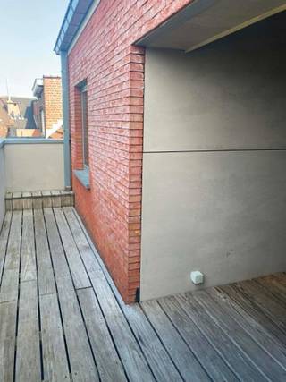 Deze aangename duplex met 2 slaapkamers is ideaal gelegen en biedt een mooie combinatie van comfort, ruimte en energiezuinig wonen.<br />De woning beschikt over een praktische indeling met een gezellige leefruimte, keuken, twee slaapkamers en een balkon waar u heerlijk van de buitenlucht kunt genieten. Daarnaast is er een handige wasplaats/berging aanwezig voor extra opbergruimte.<br />Dankzij de aanwezige zonnepanelen en het EPC-label B is dit een energiezuinige woning met aandacht voor een lagere energiekost.<br />Ook qua ligging heeft deze duplex heel wat te bieden. Openbaar vervoer bevindt zich vlakbij, waardoor u zich vlot kunt verplaatsen zonder steeds de wagen nodig te hebben. Voor extra opslag beschikt de woning bovendien over een kelder.<br /><br />De troeven op een rijtje<br />Duplex appartement<br />2 slaapkamers<br />Balkon<br />Zonnepanelen<br />EPC-label B<br />Praktische wasplaats/berging<br />Extra kelderberging<br />Openbaar vervoer vlakbij<br />Comfortabel en energiezuinig wonen<br /><br />Een ideale woning voor wie op zoek is naar een praktisch, energiezuinig appartement met buitenruimte en een goede bereikbaarheid.<br /><br />Interesse? Contacteer ons voor meer informatie of plan vandaag nog een bezoek.
