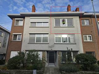 <p><span>Appartement avec 2 chambres à coucher et un garage box fermé dans le centre de Kessel-Lo.</span></p><p><span>IMPORTANT : La propriété sera entièrement repeinte et équipée d'une nouvelle cuisine d'ici la mi-octobre 2025.</span></p><p><span> </span></p><p><span>Cet appartement bénéficie d'un emplacement parfait, ce qui rend tout facilement accessible à la fois à vélo, à pied et en voiture.</span></p><p><span>La propriété est située au 2ème étage d'un petit immeuble d'appartements. Il n'y a pas d'ascenseur et la propriété n'est donc accessible que par un escalier central.</span></p><p><span>Il y a un grand espace de vie lumineux qui communique avec une cuisine qui est en train d'être entièrement rénovée. ( Nouveaux placards et appareils encastrés )</span></p><p><span>Cette cuisine sera installée au cours de la deuxième semaine d'octobre 2025. Les plans sont joints.</span></p><p><span>Il y a 2 chambres spacieuses, dont l'une donne sur une belle terrasse avec un espace de rangement supplémentaire.</span></p><p><span>La terrasse est calme et dispose de beaucoup d'espace.</span></p><p><span>La salle de bains est équipée d'une baignoire avec douche, d'un sèche-serviettes et d'un lavabo.</span></p><p><span>Dans le couloir, il y a des toilettes séparées et un espace pour un vestiaire d'entrée.</span></p><p><span> </span></p><p><span>A l'arrière du bâtiment, il y a un garage spacieux qui peut être fermé à clé.</span></p><p><span>Disponible dès la fin des travaux à partir de la mi-octobre 2025 pour un bail à long terme.</span></p><p><span>A nouveau : l'ensemble de l'immeuble sera peint en blanc et équipé d'une toute nouvelle cuisine avec placards et appareils électroménagers.</span></p><p><span>Avance sur les charges communes : </span></p>