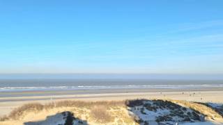 HOEKAPPARTEMENT (98 m2) MET ZIJDELINGS ZEEZICHT + DRIE SLAAPKAMERS MET ZONNETERRAS GELEGEN OP DE PRACHTIGE LEOPOLD I ESPLANADE TE DE PANNE<br />Bestaande uit een living met terras en zijdelings zeezicht, keuken met berging, 3 slaapkamers met terras, badkamer met ligbad, lavabo en toilet en een apart toilet. Mogelijkheid tot aankoop van een staanplaats onderaan de residentie. EPC-label B. Fietsenberging en vuilnislokaal aanwezig. Bezichtigingen enkel op afspraak. U vindt meer informatie op onze eigen website, www.immocattaert.be, onder de rubrieken "kenmerken en documenten". TOPLIGGING! Foto's volgen na de Kerstvakantie. Bezichtigingen zijn wel al mogelijk.