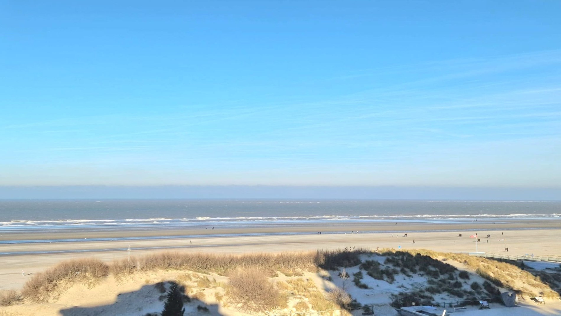 HOEKAPPARTEMENT (98 m2) MET ZIJDELINGS ZEEZICHT + DRIE SLAAPKAMERS MET ZONNETERRAS GELEGEN OP DE PRACHTIGE LEOPOLD I ESPLANADE TE DE PANNE - foto 2