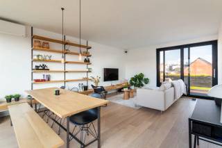 Deze penthouse ligt in een rustige en gemoedelijke buurt , waar het aangename woongevoel centraal staat. Je geniet er van de charme van een dorpsachtige omgeving, terwijl je tegelijk dicht bij alles woont: het centraal station, de zoo, leuke horecazaken en een vlotte verbinding richting het centrum.<br /><br />Dit charmante appartement op de vierde verdieping van een goed onderhouden gebouw is moeiteloos bereikbaar via lift of trap. Bij het binnenkomen word je verwelkomd in een ruime, lichtrijke leefruimte, dankzij de grote raampartijen die het daglicht overvloedig binnenlaten. Vanuit de leefruimte heb je directe toegang tot twee terrassen aan weerszijden, waar je kan genieten van panoramische uitzichten en op warme dagen gezellig kan barbecueën met vrienden. De moderne, volledig uitgeruste keuken sluit naadloos aan op de leefruimte en vormt samen met de doorlopende parketvloer een stijlvol en warm geheel.<br /><br />Daarnaast beschikt het appartement over een ruime slaapkamer met een aansluitende badkamer, uitgerust met een moderne, comfortabele inloopdouche. Vanuit de slaapkamer heb je bovendien directe toegang tot één van de terrassen, wat een extra gevoel van ruimte en rust creëert.<br /><br />In de prijs is er een berging inbegrepen, een autostaanplaats in het gebouw is te koop aan 25.000 euro.<br /><br />Momenteel verhuurd: 1.250 euro + 150 euro voor de parking en 60 euro algemene kosten.<br />Het appartement is beschikbaar vanaf 1 januari 2027.<br /><br />Interesse? Contacteer LISTED voor een bezoek: +32 3 283 51 51