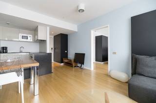 1030 SCHAERBEEK (Allée des Freesias 18) - Gelegen in de bloemenwijk van Schaerbeek, vlak bij de NAVO en het Josaphatpark, biedt Trevi u een gemeubileerd appartement met 1 slaapkamer van ± 50 m² aan, gelegen op de 3e verdieping aan de tuinzijde, met liften. Dit appartement is als volgt ingedeeld: Entreehal met inbouwkasten, woonkamer, volledig uitgeruste keuken (koelkast/vriezer, vaatwasser, oven, kookplaten, magnetron), slaapkamer met inbouwkasten, badkamer met handdoekdroger, gemeenschappelijke wasruimte met wasmachines en drogers. Het hele appartement is voorzien van parketvloeren en verduisteringsgordijnen.<br />Huurprijs: 1140€<br />Kosten: Vooruitbetaling van 180€ (water, verwarming, elektriciteit, wasruimte, gemeenschappelijke ruimtes)<br />EPB: C- (146 kWh/m²/jaar // 29 kg/m²/jaar).<br />Voorkeur voor een huurovereenkomst van 3 jaar - Beschikbaar vanaf 15/08<br /><br />Informatie bezichtigingen: Laetitia Meylemans LMEYLEMANS@TREVI.BE - 0485 087 183