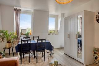 Dit appartement te koop in Antwerpen ligt op een unieke locatie. Gelegen op de derde verdieping aan de Waalsekaai in een kleinschalig gebouw met lage gemeenschappelijke kosten, biedt dit appartement de perfecte combinatie van comfort en top locatie in Antwerpen. Het appartement ligt rechtstreeks aan het gloednieuwe Zuidpark, wat een absolute troef is. Dit park maakt deel uit van de grootschalige heraanleg van de Scheldekaaien en transformeert de Gedempte Zuiderdokken in een veelzijdige trekpleister.De Waalsekaai zelf is ook vernieuwd. Het Zuidpark biedt maar liefst 53.000 m² groene publieke ruimte, ideaal voor wandelaars en fietsers, met speel- en sportzones, waterpartijen en diverse ontmoetings- en zitplekken. Hier geniet u van de rust en de nabijheid van de Schelde, terwijl de stad Antwerpen toch binnen handbereik is. Zoek je immo in Antwerpen? Lees dan zeker verder.Indeling:- leefruimte - keuken volledig voorzien van alle nodige toestellen. - badkamer met douche, lavabo en toilet. - slaapkamer Troeven van dit appartement:- kleinschalig gebouw- lage gemeenschappelijke kosten- absolute toplocatie direct gelegen aan het nieuwe Zuidpark Bent u geïnteresseerd in een appartement of woning te koop in Antwerpen? Aarzel dan niet om ons te contacteren. Had u graag uw eigen eigendom te koop aangeboden contacteer ons dan voor een vrijblijvende schatting, telefonisch op het nummer 03/206.76.76 of per mail naar antwerpen@dewaele.com.Ook voor alle andere vragen omtrent vastgoed, kopen of verkopen kan u steeds bij ons terecht!