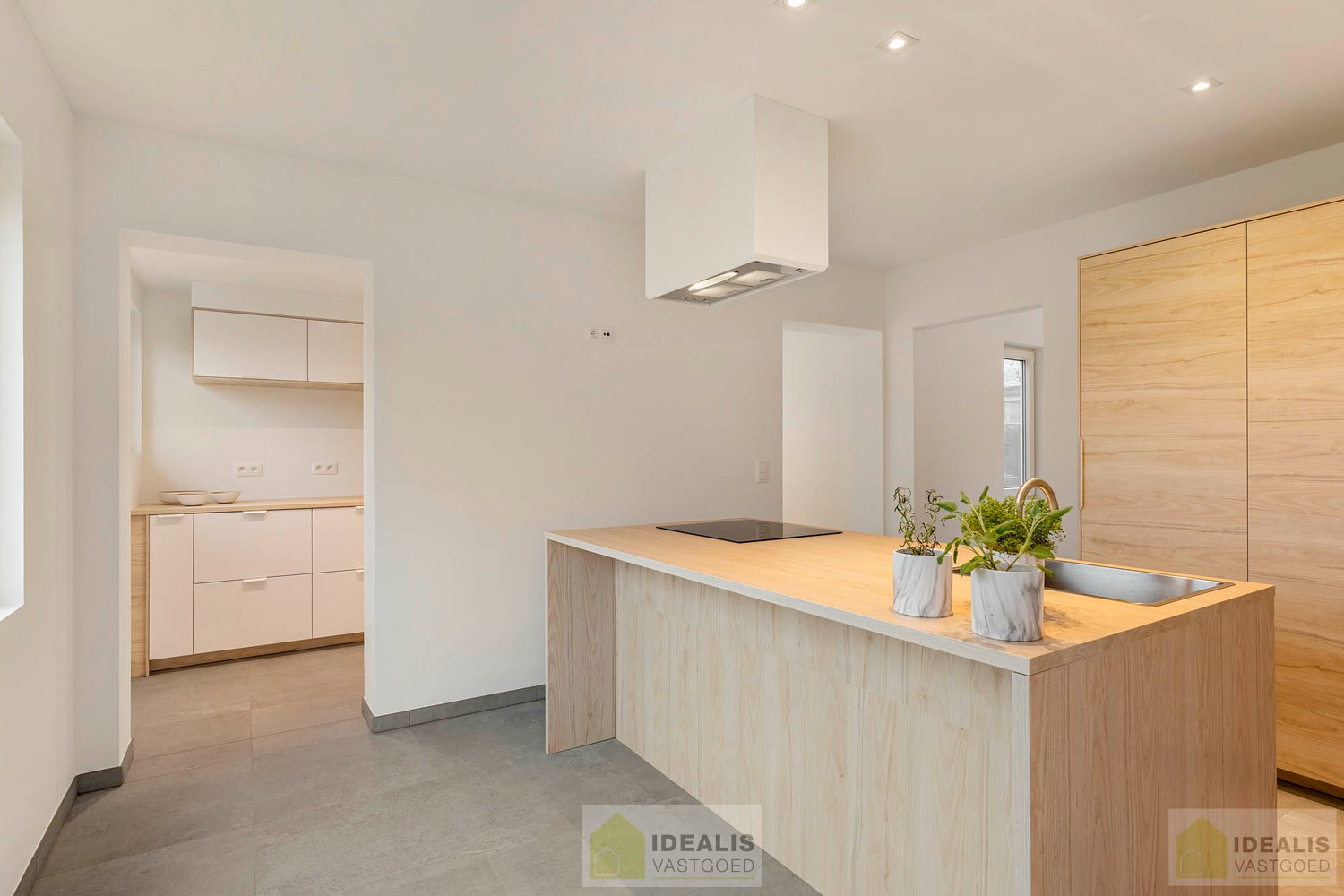 IDEALIS VASTGOED – Schitterend volledig vernieuwde woning met een heerlijke open leefruimte, luxe keuken, 3 ruime slaapkamers, twee badkamers én een ruime wasplaats! Dit heerlijke huis bevindt zich op een perceel van maar liefst 7a 94ca vlak bij het centr - foto 4