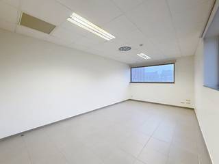 Op zoek naar een werkplek waar je meteen kan starten?Deze instapklare kantoorruimte op de 1ste verdieping heeft alles wat je nodig hebt om zorgeloos...