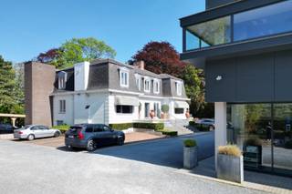 Dit kantorencomplex is uitstekend gelegen langs de Brusselsesteenweg in Melle. De locatie biedt een ideale bereikbaarheid met de opritten van de R4, E40 en E17 vlakbij en een sterke zichtbaarheid langs de steenweg. <br /><br />De gebouwen zijn ingepland in een waardevolle parktuin op een terrein van ca. 6.672m². <br /><br />Het voorste kantoorgebouw beslaat ca. 1.000 m² vloeroppervlakte en bevat 24 kantoorruimten en een vergaderzaal. Het gebouw werd in 2010 gebouwd en steeds uitstekend onderhouden. Momenteel doet het dienst als een gesloten businesscenter met full-service. Het gebouw voldoet aan alle hedendaagse normen met lucht/lucht-warmtepompen in elk kantoor, camerabewaking, supersnel internet met glasvezel, akoestisch geïsoleerde binnenwanden, een alarmcentrale en een ventilatiesysteem D met warmterecuperatie. <br /><br />Het achterliggende gebouw werd eind jaren '90 grondig gerenoveerd en uitgebreid tot ca. 1.000 m² vloeroppervlakte. Het beschikt over een onthaal, 3 grote vergaderzalen, een schoonheidssalon, diverse logistieke faciliteiten en een bovenliggend appartement. De vergaderzalen zijn steeds minstens een jaar van tevoren volboekt, met vaste afnemers uit de omgeving. <br /><br />Op het terrein zijn er 46 parkeerplaatsen, waarvan vier met laadpaal, makkelijk uit te breiden dankzij de hoogspanningscabine op eigen terrein. <br /><br />Voor meer informatie of een bezoek, helpen we u graag verder via 09 225 25 24 of jef@landbergh.be.