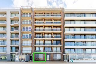 Op een unieke locatie aan de Zeedijk van Zeebrugge, met adembenemend zicht op het strand en de zee, bieden wij dit gerenoveerde appartement te koop aan. Het appartement onderging recent een renovatie en voldoet daardoor aan alle hedendaagse normen: het beschikt over een conforme elektrische keuring en een gunstig EPC-label C.<br /><br />Het appartement wordt gekenmerkt door mooie, lichtrijke ruimtes en een prachtig zicht op het strand. Via de inkomhal wordt u verwelkomd in de ruime leefruimte met aansluitende open keuken, een gezellige plek om te genieten van het uitzicht op zee. Verder omvat het appartement een apart gastentoilet. Het telt twee volwaardige slaapkamers, die beide rechtstreekse toegang bieden tot het achterliggende balkon, en een badkamer die recent volledig werd vernieuwd. Tot slot over een privatieve kelderberging.<br /><br />Wonen aan de Zeedijk betekent elke dag genieten van zee, strand en zeelucht, op wandelafstand van de haven en het centrum van Zeebrugge. Een unieke kans voor wie op zoek is naar een onderhoudsvriendelijke, moderne woonst met een ligging die niet te evenaren is. Interesse of graag een bezichtiging inplannen? Neem gerust contact op voor meer informatie.<br /><br />