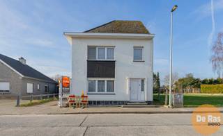 ERPE - Deze stevige halfopen bebouwing kan u vinden op een zeer centrale en vlot bereikbare locatie te Erpe. Deze woning, welke zeker nood heeft...