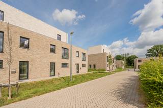 Maak kennis met project “Beversluis” in Rotselaar en ontdek deze moderne en duurzame nieuwbouwwoningen, rustig gelegen in een groene en aangename omgeving.<br /><br />Het project omvat in totaal 18 gezinswoningen, aangevuld met parking, een overdekte fietsenstalling en een groengebied met speeltuintje, <span>onderhouden door gemeente Rotselaar</span>. Binnen dit aanbod stellen wij nu 6 woningen voor die volledig instapklaar worden opgeleverd.<br /><br />Elke woning wordt volledig afgewerkt opgeleverd, zodat je zonder zorgen kunt verhuizen. De afwerking omvat onder meer gelakte binnendeuren voor een stijlvolle en duurzame uitstraling, professioneel uitgevoerde schilderwerken, tot in de puntjes verzorgd, en een aangelegde tuin en terras, zodat je meteen kunt genieten van je buitenruimte. <br />Dankzij deze complete afwerking hoef je geen extra werken meer te plannen of budget te voorzien. Je kiest voor comfort, kwaliteit en gebruiksklaar wonen vanaf dag één.<br />De woningen beschikken over drie slaapkamers, lichte leefruimtes en een mooie tuin, wat ze bijzonder geschikt maakt voor gezinnen of wie op zoek is naar rust en ruimte. <br /><br />De centrale ligging, vlakbij belangrijke verbindingswegen, scholen en winkels, en op amper 700 meter van het station van Wezemaal, maakt dit project bijzonder aantrekkelijk. Van hieruit geniet je bovendien van een rechtstreekse verbinding naar Leuven, op slechts 7 minuten afstand.<br /><br />De aankoop gebeurt met 12% registratierechten op het grondaandeel en 21% btw op de constructiewaarde.<br /><br />Daarnaast is er veel aandacht besteed aan energiezuinig wonen. Elke woning is uitgerust met vloerverwarming op gas, een ventilatiesysteem en zonnepanelen. Dit resulteert in een laag energiepeil en een optimaal wooncomfort, met een lagere energiefactuur als extra voordeel.<br /><br />Plan eenvoudig een bezoek ter plaatse via de website van Malines-Group en ontdek jouw toekomstige thuis in project Beversluis.