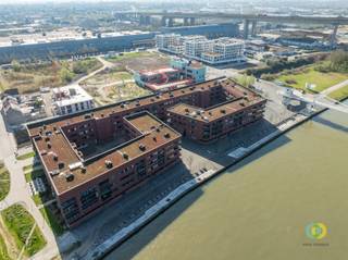 Want to establish your business in a prime location? This commercial property, located on t Sas in the heart of the 4 Fountains site,...