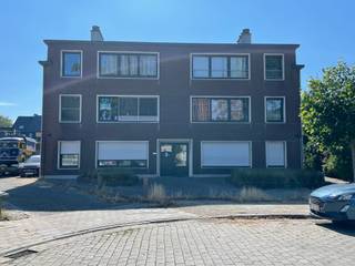 <p> </p><p>Dit gerenoveerde appartement is gelegen op de eerste verdieping en biedt een aangename en praktische woonomgeving. De woning beschikt over een leefruimte, een keuken met aansluitend een handige berging, twee slaapkamers en een badkamer met douche en lavabo. Daarnaast is er een afzonderlijk toilet aanwezig.</p><p>Het appartement beschikt tevens over een terras, ideaal om te genieten van de buitenlucht.</p><p>De ligging is bijzonder praktisch: winkels, scholen en openbaar vervoer bevinden zich op wandelafstand. Hierdoor zijn dagelijkse voorzieningen en verplaatsingen vlot bereikbaar.</p><p> </p><p><strong>Provisie + water:</strong> €50/maand</p><p> </p><p>Een bezoek kan uitsluitend via onze website aangevraagd worden: https://www.vastgoeddevos.be/te-huur, klik het pand aan en klik vervolgens op "vraag hier uw bezoek aan".</p>