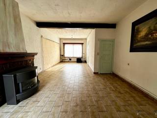 <p><span>TE RENOVEREN RIJWONING IN HAMME</span></p><p><span> </span></p><p><span>Het pand beschikt over een bewoonbare oppervlakte van 80m² en een grondoppervlakte van 138m². Het dak werd in 2019 gerenoveerd. De ramen zijn voorzien van rolluiken.</span></p><p><span> </span></p><p><span>Het woongedeelte is ruim en wordt verwarmd met een gaskachel. De keuken is lineair opgesteld en biedt voldoende werkruimte. De badkamer beschikt over een bad, wastafel & toilet. <br />Op de eerste verdieping bevinden zich twee slaapkamers en de zolderverdieping is groot genoeg om een extra kamer te creëren.</span></p><p><span>Er is een mooie zongerichte tuin met een moderne omheining aan de 2 zijden.</span></p><p><span> </span></p><p><span>Gelegen in Hamme, op wandelafstand van de wandeldijken en groene omgeving.</span></p><p><span> </span></p><p><span>Graag een bezichtiging? Bel ons op 052/50 50 00</span></p>