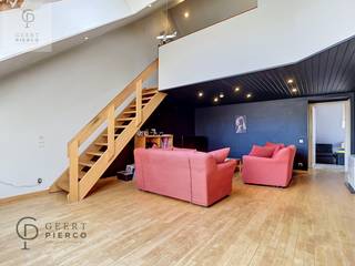Dit super gezellige appartement situeert zich namelijk in de Hertog van Brabantlaan te Landen. "De" straat door iedereen geliefd, gezien zijn ligging nabij alle winkels, alle scholen, alle sportinfrastructuur, het openbaar vervoer en de autosnelweg is slechts 5 minuten verwijderd.<br />Het appartement is gelegen op de tweede verdieping, te bereiken via de trap. Een lift is hier niet aanwezig. Gezien het gelegen is in een kleinschalig project is hier ook geen syndicus aanwezig, wat de gemeenschappelijke kosten tot een werkelijk minimum brengt. En jong koppel zal hier absoluut graag wonen, of een misschien is dit net ook 'het' appartement dat je als investeerder zoekt!<br />Op de tweede verdieping treffen we de leefruimte met aansluitend de keuken. De badkamer werd heel recentelijk onderworpen aan een totaalrenovatie en ziet er prachtig uit. De tweede verdieping telt verder nog twee slaapkamers en een toilet.<br />Via de leefruimte begeleidt een trap je naar de mezzaninekamer. Gezelligheid hier top. Je kan deze ook gebruiken als bureel. Hier heb je meteen toegang tot een klein terrasje. <br />Het appartement is voorzien van warmtepompen, wat een enorm pluspunt is !<br />Een garage is er niet, maar het bekende Rufferdingeplein hier meteen in de buurt heeft parkeergelegenheid genoeg.<br />Wil je graag een kijkje komen nemen?<br />Neem dan absoluut contact met ons op. Wij geven je graag een rondleiding.<br /><br />