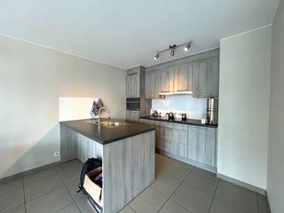 Nabij het centrum van Roeselare, vinden we dit recent appartement.De kleuter- en lagere school, bakkerij, buurtwinkel, grootwarenhuizen, sportcentra...