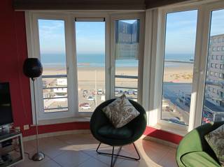 Te huur: Prachtig penthouse met 2 slaapkamers en open zicht op zeeDit moderne en volledig gemeubileerde penthouse is gelegen in een rustige en...