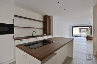 Deze volledig gerenoveerde woning met drie slaapkamers is gelegen op een toplocatie in Turnhout. Bij binnenkomst kom je terecht in een ruime...