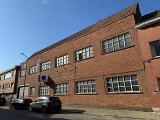 Deze veelzijdige loods, gebouwd in 1954, biedt een gelijkvloerse oppervlakte van 1.210 m² en een eerste verdieping van 612 m². Gelegen in een zone...