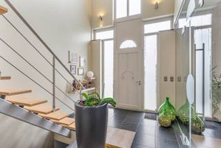 Ontdek deze ruime gezinswoning van 268m² met vier slaapkamers en twee badkamers.=> LocatieRustige ligging in een aangename woonomgeving met vlotte...