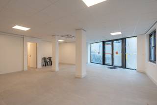 Gerenoveerd handelspand met garage, gelegen op de Antwerpsesteenweg te Vosselaar!Omschrijving:Deze handelsruimte van ± 165m² is zeer centraal...