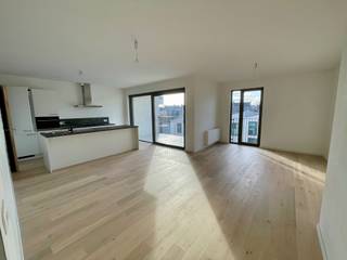 Dit prachtige nieuwbouwappartement maakt deel uit van Project Burenberg, gelegen in de rustige Kaboutermansstraat, een absolute topligging in het centrum van Leuven. Hier woon je in alle rust, terwijl winkels, scholen, openbaar vervoer en het bruisende stadsleven zich op wandelafstand bevinden.<br /><br />Het appartement heeft een bewoonbare oppervlakte van 116 m², inclusief een inpandig terras van 8 m², en werd ontworpen met oog voor hedendaags comfort, hoogwaardige afwerking en energiezuinig wonen.<br /><br />De indeling omvat een inkomhal, een ruime en lichtrijke leefruimte met parketvloer, een volledig uitgeruste open keuken, drie volwaardige slaapkamers, twee moderne badkamers en een afzonderlijk gastentoilet. Dankzij de kwalitatieve materialen en afwerking is het appartement volledig instapklaar, zonder onvoorziene kosten. <br /><br />Op energetisch vlak scoort dit appartement uitstekend met een EPC-label A. Verwarming gebeurt via aansluiting op het warmtenet, in combinatie met een warmtepomp en zonnepanelen, wat garant staat voor een laag energieverbruik en toekomstgericht wonen.<br /><br />Verder is er de mogelijkheid tot aankoop van twee ondergrondse parkeerplaatsen, met mogelijkheid tot laadpunten voor elektrische wagens. Daarnaast beschikt het appartement over een privatieve berging en stalling voor drie fietsen.<br /><br />Dit appartement is ideaal voor wie graag comfortabel en duurzaam wil wonen in het centrum van Leuven, zonder in te boeten aan rust en ruimte.<br /><br />Wens je meer informatie of een bezoek ter plaatse? Neem gerust contact met ons op.<br /><br />**Verkoop onder BTW**