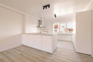 HUURRENDEMENT 3,7% | ENERGIEZUINIG APPARTEMENT MET 2 SLPS EN TERRAS OP TOPLIGGING IN HARTJE TIELTIn hartje Tielt, vinden we dit kwalitatief...