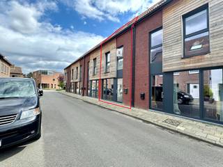 INDIEN U EEN BEZOEK WENST IN TE PLANNEN GELIEVE EEN BEZOEK AAN TE VRAGEN VIA WWW.HILLEWAERE.BE VIA DE RODE KNOP<br /><br />Deze recente rijwoning ligt in een rustige straat, op een boogscheut van het stadscentrum.<br /><br />Indeling:<br />Inkomhal met gastentoilet. Lichtrijke woonkamer met open keuken. Deze is volledig uitgerust (vaatwasser, combi-oven, kookplaat en koelkast met vriesvak. Aansluitend is er een handige berging met aansluitingen voor wasmachine en droogkast. Via het schuifraam stap je zo de zuidgerichte tuin in. Een knusse buitenruimte met onderhoudsvriendelijk kunstgras en een praktische tuinberging. Extra handig: de tuin is ook bereikbaar via een achterpoortje!<br /><br />Op de eerste verdieping bevinden zich 2 ruime slaapkamers en een badkamer voorzien van ligbad, douche en dubbele wastafel. De tweede verdieping telt nog eens 2 extra slaapkamers/hobbyruimtes.<br /><br />Kortom, een warme en instapklare woning!<br /><br />Bijzonderheden:<br />- Beschikbaar vanaf 1/8/2026<br />- Geen garage<br />- De woning zal wit opgeschilderd opgeleverd worden<br />- tuin met kunstgras<br />- Kraantje buiten op regenwater<br />- Zuidgerichte tuin<br />- Zonnepanelen<br />- Vloerverwarming op het gelijkvloers