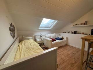 <span>In de Riddersstraat bieden we deze gezellige kamer aan met</span><span> </span><strong>gedeeld sanitair</strong><span>. </span><span>Deze kamer is de perfecte uitvalsbasis voor elke student die rust en comfort zoekt na een lange dag studeren. De locatie is een uiterste troef, zo ben je een steenworp verwijdert van het Leuvense stadscentrum, Gasthuisbergen en allerlei faculteiten en winkels.<br /><br />De kamer is <strong>volledig bemeubeld</strong> met <strong>privatief terras</strong> en bevindt zich op de tweede verdieping van het gebouw. <br /><br /><span><strong>Meer informatie of een bezichtiging ter plaatse? Contacteer ons via verhuur@connect-immo of 016 229 228</strong></span><br /><br />Huurprijs: €550 + €90<br />Beschikbaar vanaf 1 september 2026!</span>