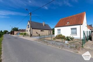 U kunt een BOD uitbrengen op deze woning, rekening houdend met de AANVANGSPRIJS van <strong>€ 249.000,00 </strong>elk hoger BOD wordt voorgelegd aan de eigenaars die al dan niet kunnen ingaan op dit aanbod.<br /><br />Landelijke woning op topligging in Ruddervoorde met weidse vergezichten. Deze landelijke woning bestaat uit inkom met apart toilet, berging, wasplaats, een aangename leefruimte en een praktische keuken. Er is een gelijkvloerse slaapkamer/bureau. Op de eerste verdieping zijn er ook nog 3 slaapkamers. Er is tevens een garage met oprit aanwezig. Buiten geniet je van een gezellige tuin waar je in alle privacy kunt ontspannen terwijl je uitkijkt over de omliggende velden. Geniet van elke dag rust, ruimte en een uniek uitzicht over het omliggende landschap in deze charmante landelijke woning te Ruddervoorde. Comfortabel wonen met een onderhoudsvriendelijk perceel.<br /><br /><strong><u>Gelijkvloers:</u></strong>
<ul>
<li>Inkom met apart toilet;</li>
<li>Ingerichte keuken;</li>
<li>Aangename leefruimte;</li>
<li>Berging;</li>
<li>Wasplaats;</li>
<li>Gelijkvloerse slaapkamer/Bureau;</li>
<li>Garagebox met praktische oprit;</li>
<li>Leuk tuintje met weinig onderhoud met uniek uitzicht;</li>
</ul>
<strong><u>Eerste verdieping:</u></strong>
<ul>
<li>3 mooie slaapkamers;</li>
</ul>
<strong><u>Troeven:</u></strong>
<ul>
<li>Regenwaterput van 5000 liter;</li>
<li>Unieke ligging;</li>
<li>Onderhoudsvriendelijk perceel;</li>
<li>Gezellige tuin met volledige privacy.</li>
</ul>
<br />Voor meer informatie of voor verdere vragen contacteer ons via: <strong>oostkamp@caenen.be</strong><br /><br />