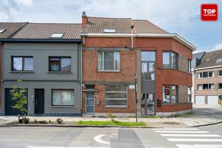 Deze charmante rijwoning met 4 slaapkamers en garage bevindt zich tussen het station Gent St-Pieters en het UZ gent. Werkelijk een toplocatie, strategisch zeer goed gelegen!<br /><br />Het centrum van Gent is gemakkelijk te bereiken te voet en per fiets. Ook via het openbaar vervoer ben je op enkele minuten in de bruisende stad.<br />Het station is gelegen op enkele minuten fietsen. Op het einde van de straat bevindt zich een supermarkt, altijd handig. Tal van scholen (Univ en HO), restaurants, zijn op wandel en/of fietsafstand terug te vinden. Ook het zwembad strop ligt in de buurt. <br />Kortom, met de ligging van deze woonst is een auto absoluut niet noodzakelijk. <br />Doch ben je op minder dan 3 min op alle belangrijke toegangswegen de E17, E40 en de R4<br /><br />Via de inkomhal komen we terecht in de leefruimte met open keuken. Ook de badkamer met douche en apart toilette is terug te vinden op de beneden verdieping. Nog op het gelijkvloers vinden we een aangename terras, waardoor je altijd kan genieten van de buitenlucht. Een echte meerwaarde in de zomer, zo kan je lekker lang genieten!<br />Zowel op de eerste als op de tweede verdieping bevinden zich telkens 2 zeer ruime slaapkamers. <br /><br />De woning is steeds goed onderhouden en instapklaar. <br /><br />Enerzijds is deze woning ideaal voor wie in Gent wil wonen. De praktische indeling, het terras, de ruime slaapkamers en de garage bieden dit huis alles om er een echte thuis van te maken. Anderzijds kan het ook aanzien worden als investeringsvastgoed. Mede door de ligging, dichtbij alle campussen, en de zeer ruime kamers werden deze steeds verhuurd. Een heel mooie opportuniteit!<br /><br />Beschikbaar bij akte.<br /><br />Interesse? Contacteer dan snel Topvastgoed voor een bezoek op het nummer 0475 700 700.