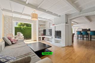 Gelegen op een toplocatie nabij Brugge, Blankenberge en Knokke vinden we deze charmante woning in Lissewege.<br /><br />Op het gelijkvloers verwelkomt een stijlvolle inkomhal met inbouwkasten je in de woning. De gezellige leefruimte met open haard en grote raampartijen zorgt voor veel lichtinval. Aansluitend vind je een ruime eetplaats en een open keuken, perfect voor wie graag kookt en geniet van samenzijn. De badkamer op het gelijkvloers is nog af te werken naar eigen smaak.<br /><br />Op de eerste verdieping bevinden zich drie ruime slaapkamers, waarvan één met ensuite badkamer. Een vierde kamer is ingericht als dressing, maar kan eenvoudig als extra slaapkamer dienen.<br /><br />De woning beschikt over centrale verwarming op aardgas, een gunstige EPC-score (label C) en een zonnige tuin. Er is voldoende parkeergelegenheid op het private terrein én een praktische berging voor fietsen of extra opslag.<br /><br />Een ideale woning voor wie instapklaar wil wonen in een charmante en goed gelegen omgeving.<br /><br />