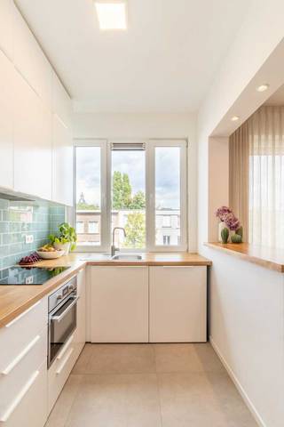 Instapklaar 2-slpkr appartement met zonnig terras – EPC B<br /><br />Dit lichtrijke appartement op de tweede verdieping werd recent volledig gerenoveerd in een frisse boho-stijl: witte muren, warme houten vloeren, grote raampartijen en een open, hedendaagse sfeer.<br /><br />Indeling: ruime leefruimte met veel licht, halfopen keuken met toog en nieuwe toestellen (vaatwasser, inductiekookplaat, combi-oven, koelkast en diepvries). Twee comfortabele slaapkamers, moderne badkamer met inloopdouche en hang-WC, aparte berging/wasplaats en een inkomhal met vestiairemogelijkheid.<br /><br />Bonus: het overdekte terras achteraan is volledig privé, zonder inkijk, geniet van namiddag- en avondzon en biedt uitzicht op de skyline van Antwerpen.<br /><br />Extra troeven:<br /><br />EPC B (116 – bijna A!) en conforme elektriciteit<br />Nieuwe cv-ketel, dak- en muurisolatie<br />Voorziening voor zonnepanelen aanwezig<br />PVC-ramen, muggenhorren, verduisterende gordijnen<br />Geen syndicus, geen maandelijkse kosten (kleinschalig gebouw)<br />Individuele meters voor gas, water en elektriciteit<br />2 ruime kelderbergingen inbegrepen<br />Gratis parkeren in de buurt<br />Extra optie: autostaanplaats in afgesloten garage<br />Mogelijkheid tot gemeubelde aankoop bespreekbaar<br /><br />Toplocatie: vlakbij tram/metro 2-3-6, Park Spoor Noord, de Fietsbrug, supermarkten en snelwegopritten.<br /><br />🎯 Perfect voor starters, singles, studenten, co-housers, koppels of investeerders.<br />📦 Onmiddellijk beschikbaar bij akte.<br /><br />🏡 Kijkmomenten:<br />Zondag 15/03: 14u – 16u<br />Zaterdag 21/03: 10u – 12u<br />🔗 Reserveer je plekje via deze link: https://calendar.app.google/uzVa9wJ6qs3fUfGE8<br /><br />Makelaars worden vriendelijk verzocht zich te onthouden.