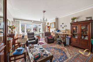 We stellen u dit appartement van 94 m² volgens EPC voor, gelegen op de 1e verdieping van een gebouw van 5 verdiepingen met lift, ideaal gelegen in Laken, Joseph-Benoit Willemsplein 54, in de nabijheid van openbaar vervoer, winkels en scholen,… . Het appartement bestaat uit een woonkamer (30 m²), 2 slaapkamers, een keuken, een badkamer en balkon (2 m²). Er wordt en garagebox (25.000) met het appartement verkocht. Collectieve gasverwarming. Elektriciteit niet conform. EPC: G. Lasten: ± 360 €/maand (gemeenschappelijke kosten + privatieve verwarming). Momenteel verhuurd. Onroerende voorheffing: ± 1550 €. We verkopen eveneens 2 tweeslaapkamerappartementen en 1 drieslaapkamerappartement op de eerste verdieping. Mogelijkheid om een tweede garagebox afzonderlijk aan te kopen. Alle 4 appartementen zijn verhuurd. Ideaal VOOR IEDEREEN.