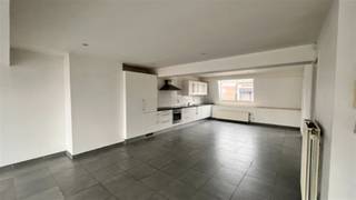 Dit appartement omvat een inkomhal, woonkamer met open keuken, slaapkamer, badkamer, apart toilet en ruim terras.Het appartement is gelegen in het...