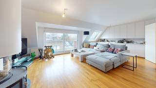 Dit duplex appartement is ideaal gelegen in het centrum van Heist, op wandelafstand van winkels, horeca en het strand. Het appartement beschikt over twee volwaardige slaapkamers, een badkamer en een aparte douchekamer, wat zorgt voor extra comfort. De aangename leefruimte sluit aan op een gezellig terras waar u in alle rust kan genieten. Dankzij de praktische indeling en centrale ligging is dit de perfecte woonst zowel als vaste verblijfplaats of tweede verblijf.