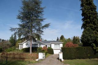 LICHTRIJK WONEN OP DE GRENS VAN SCHILDE EN ZOERSEL: OP TE FRISSEN SPLIT-LEVEL WONING MET TUIN EN ZWEMBAD.Droomt u van wonen in een groene,...