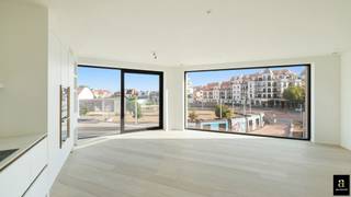 Découvrez ce magnifique appartement neuf situé dans un immeuble prestigieux, doté de deux chambres à part entière, idéalement situé au cœur de Knokke, à quelques pas des commerces, des restaurants et de la gare.<br /><br />L'appartement dispose d'un hall d'entrée spacieux avec vestiaire et toilettes invités. Le salon-salle à manger lumineux s'ouvre sur une terrasse ensoleillée l'après-midi, où vous pourrez profiter d'un moment de tranquillité. La cuisine ouverte et entièrement équipée s'intègre parfaitement à l'espace de vie. Vous trouverez également un débarras pratique avec des branchements pour une machine à laver et un sèche-linge.<br /><br />Les deux chambres sont spacieuses et disposent chacune d’une salle de douche privative, ce qui garantit un confort et une intimité optimaux. De plus, un local à vélos commun est disponible au rez-de-chaussée.<br /><br />Il est également possible d’acquérir une place de parking facilement accessible et/ou un garage spacieux au sein de la résidence.