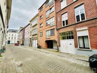 <strong>Plan online uw afspraak via onze website: www.immoboss.be </strong><br /><br />Dit instapklaar appartement  (90m²)  bevindt zich in hartje Gent (nabij Zuid / Reep) en is gelegen in een kleinschalig appartementsgebouw met 5 entiteiten. Het appartement situeert zich op de 1ste  verdieping (lift aanwezig) en omvat: centrale inkomhal, lichtrijke leef- en woonruimte grenzend aan de ingerichte keuken, handige berging/wasplaats, badkamer met ligbad, apart toilet, 2 volwaardige slaapkamers waarvan 1 met balkon. Mogelijkheid tot het huren van een autostaanplaats achter het gebouw voor € 95/maand.<br /><br />Huurprijs: € 950/ maand + € 50 ( provisie onderhoud gebouw, lift, syndic).<br />Beschikbaar vanaf 01/06/2026<br />EPC= 339 kWh/m2 jaar (Label D)<br />Domicilie verplicht - verhuur aan studenten is niet mogelijk.<br /><br /><strong>Plan online uw afspraak via onze website: www.immoboss.be </strong><br /> 