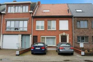 Deze ruime gezinswoning heeft o.a. als grote troeven de topligging aan de stadsrand, de mogelijkheid om 4 tot 5 slaapkamers te creëren en...