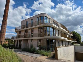 ENERGIEZUINIG EN KWALITATIEF NIEUWBOUW-GELIJKLOERSAPPARTEMENT MET 1 SLAAPKAMER, WEST-GEORIËNTEERD TERRAS, TUINTJE, ONDERGRONDSE AUTOSTAANPLAATS...